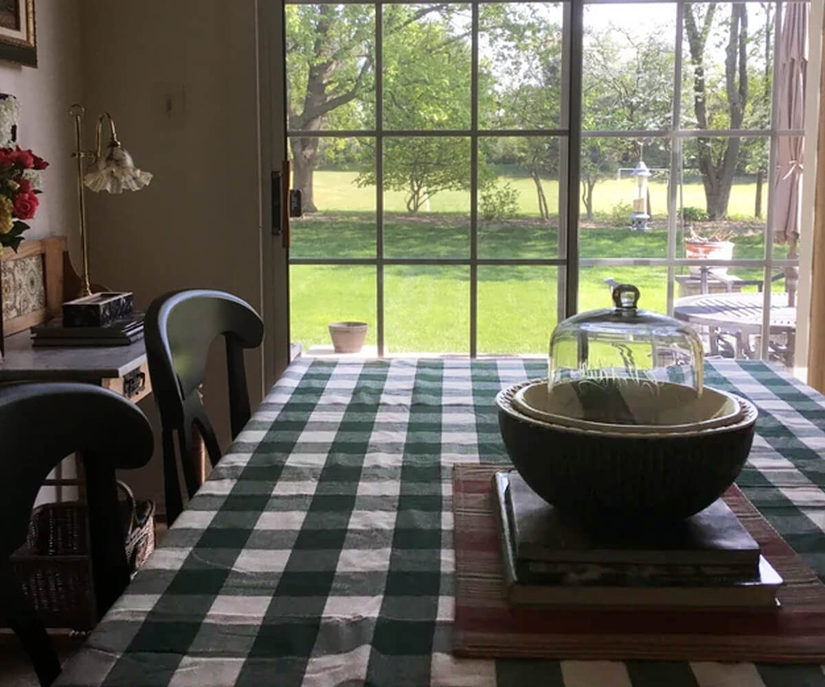 Buffalo plaid tablecloths bring a rustic and cozy vibe, perfect for fall or winter gatherings with a touch of country charm. Buffalo plaid tablecloths bring a rustic and cozy vibe, perfect for fall or winter gatherings with a touch of country charm.