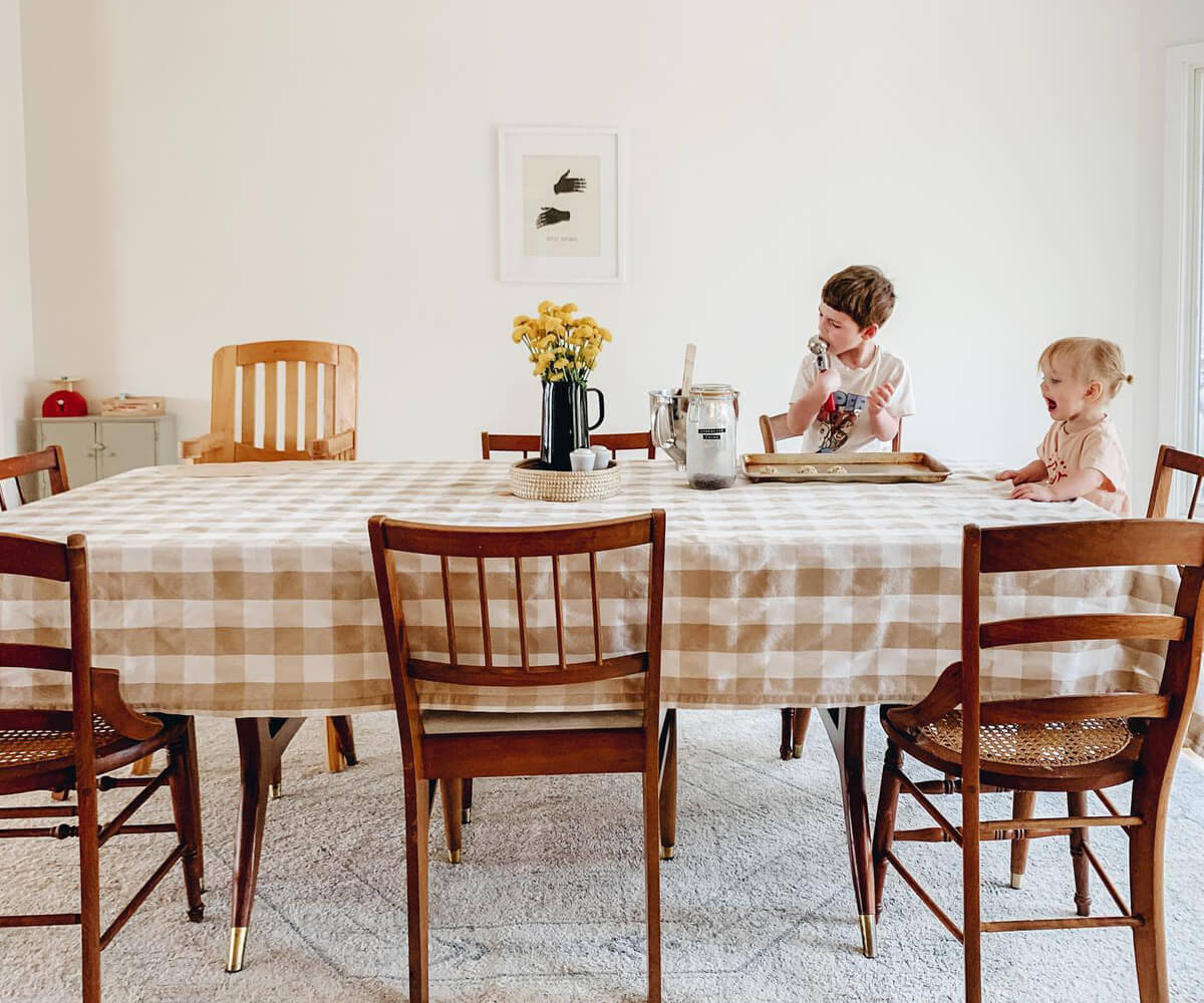 The classic pattern of a checkered tablecloth is perfect for casual events and can evoke a sense of nostalgia, bringing a relaxed atmosphere. The classic pattern of a checkered tablecloth is perfect for casual events and can evoke a sense of nostalgia, bringing a relaxed atmosphere.