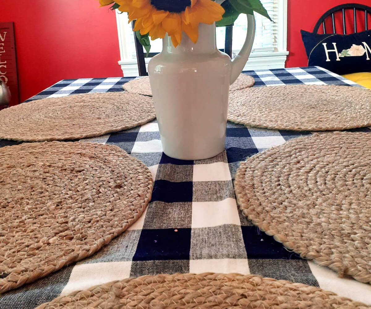 A navy blue tablecloth can be paired with gold or silver accents for a luxurious and refined aesthetic. A navy blue tablecloth can be paired with gold or silver accents for a luxurious and refined aesthetic.
