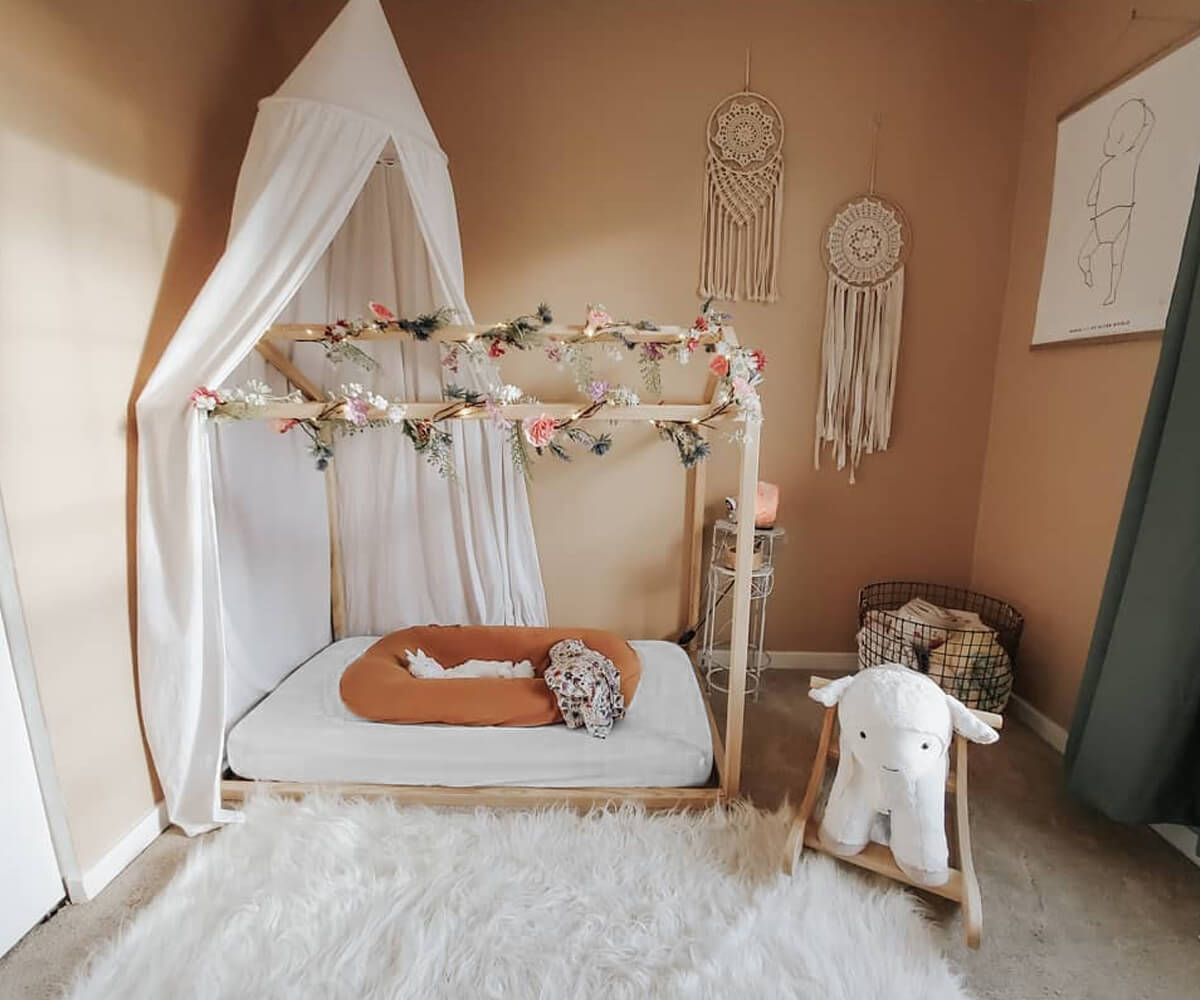 Our mini crib fitted sheet sets in adorable prints are tailored for snug fits and easy maintenance. Our mini crib fitted sheet sets in adorable prints are tailored for snug fits and easy maintenance.