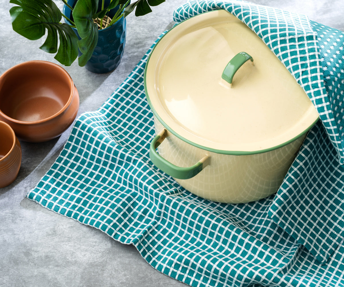 Our checkered dish towels are crafted to withstand daily use and frequent washings, ensuring long-lasting performance and reliability. Our checkered dish towels are crafted to withstand daily use and frequent washings, ensuring long-lasting performance and reliability.