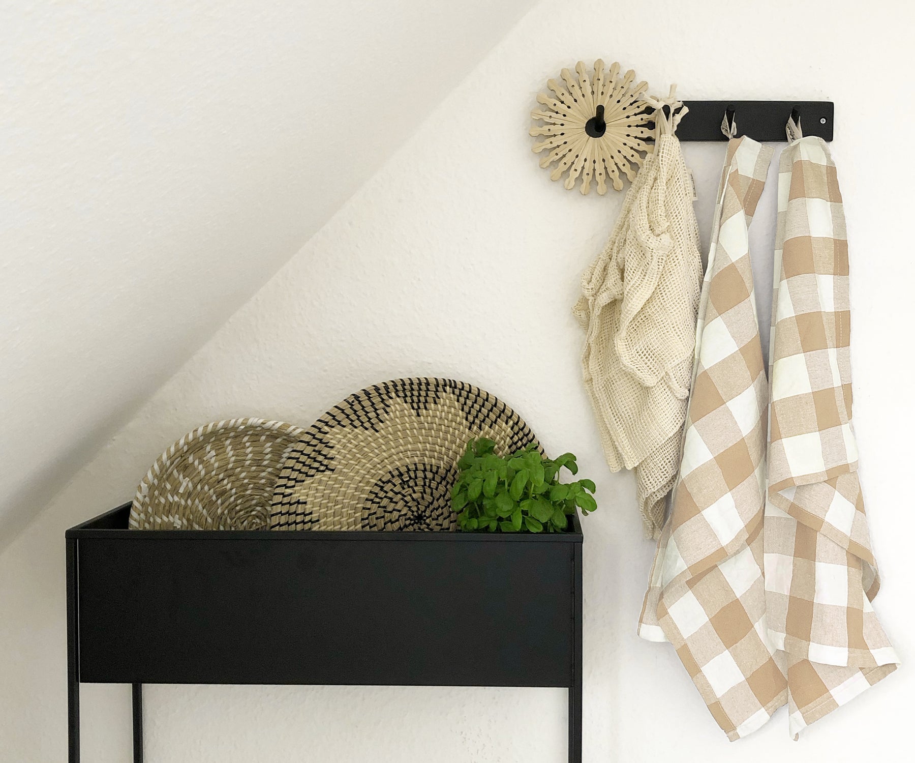 A kitchen towel is a versatile piece of beige linen towel that can be used for a variety of tasks. bar towel It is perfect for drying dishes, wiping counters, cleaning up spills, or even as a potholder. A kitchen towel is a versatile piece of beige linen towel that can be used for a variety of tasks. bar towel It is perfect for drying dishes, wiping counters, cleaning up spills, or even as a potholder.