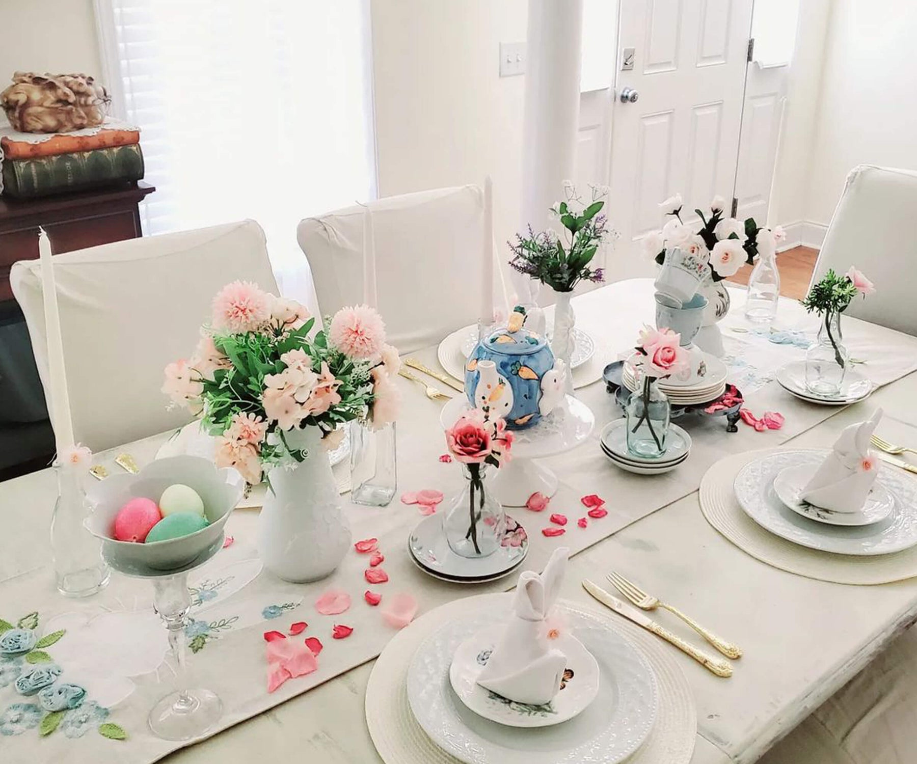 White cloth napkins are placed on the plate on the Dining table decorated with flowers. White cloth napkins are placed on the plate on the Dining table decorated with flowers.