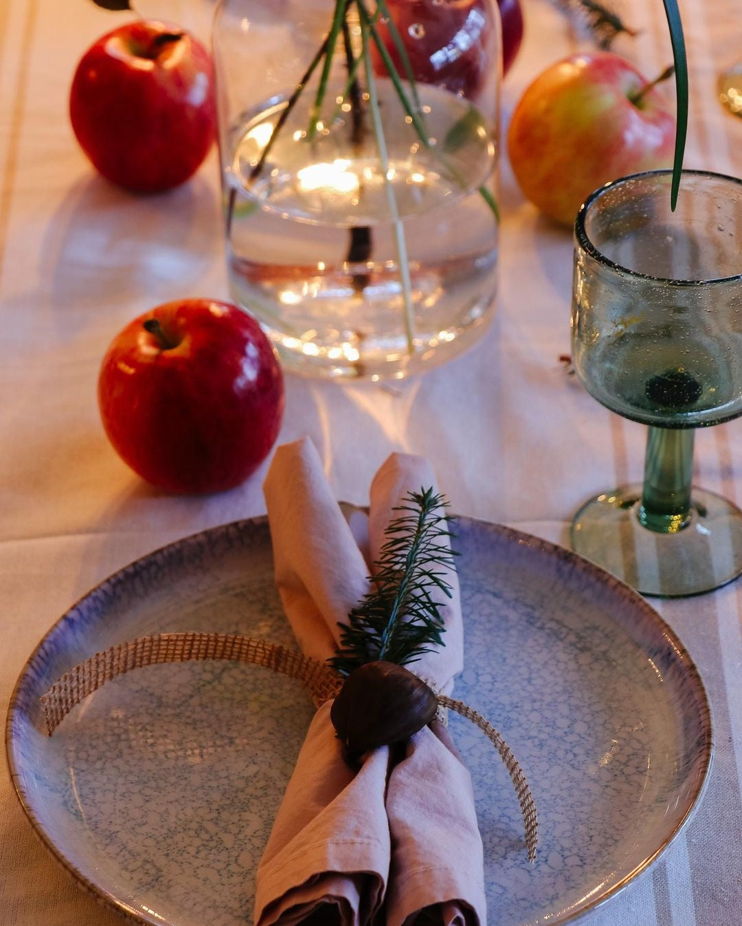 Natural Christmas Table Decor Ideas For a Greener Holiday