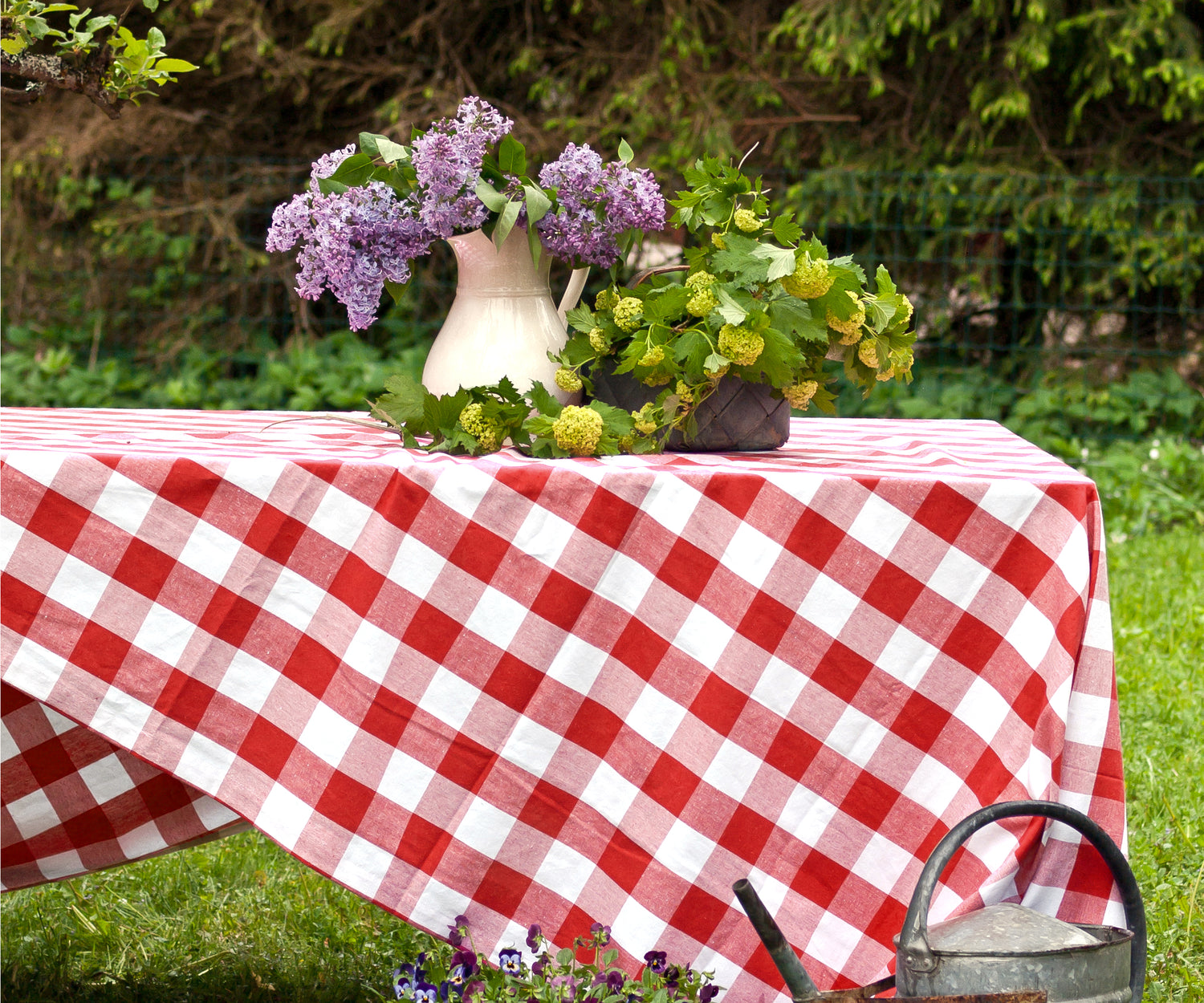 Why red and white checked tablecloths for picnic