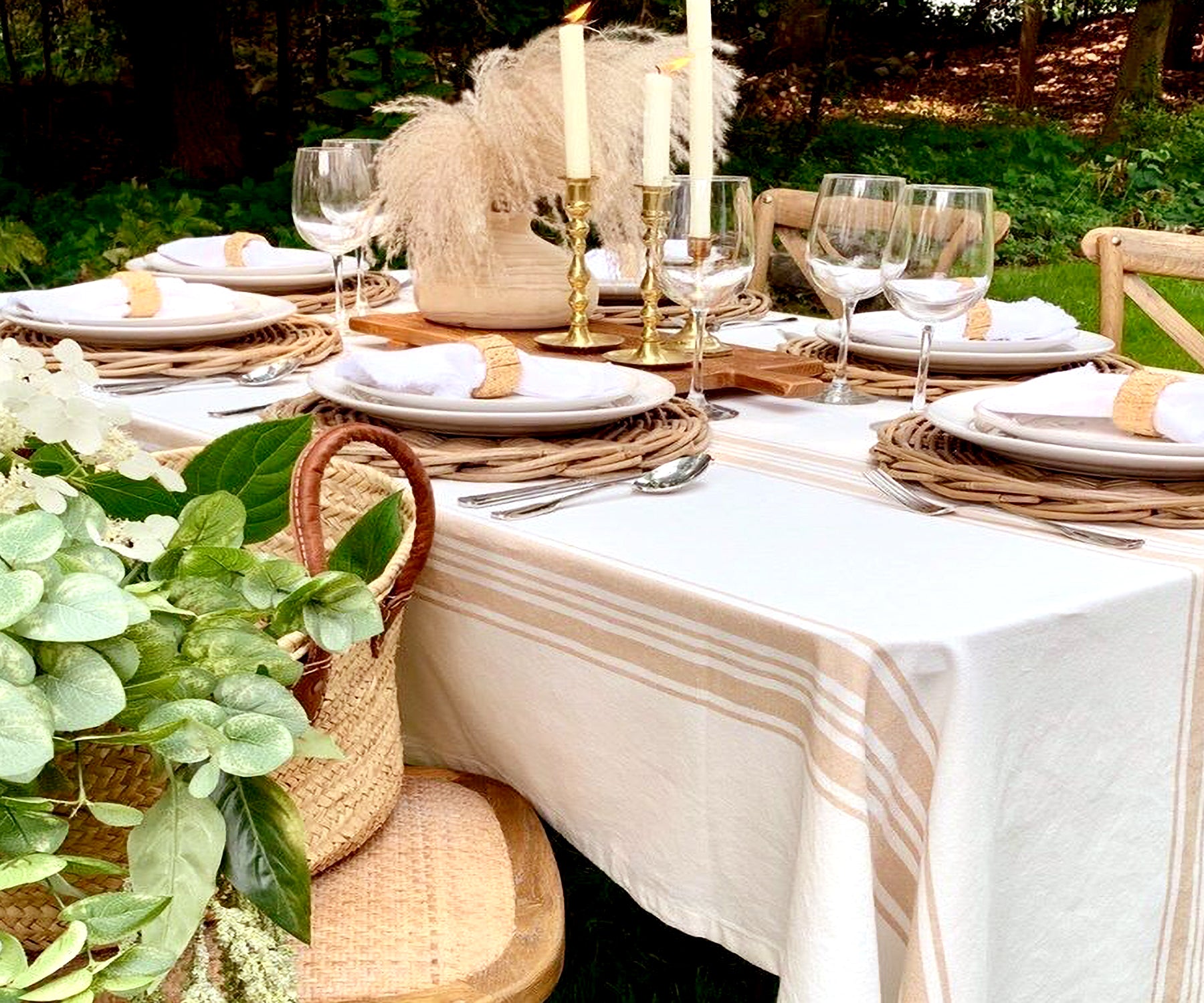 Does your rectangular tablecloth feature rounded corners?