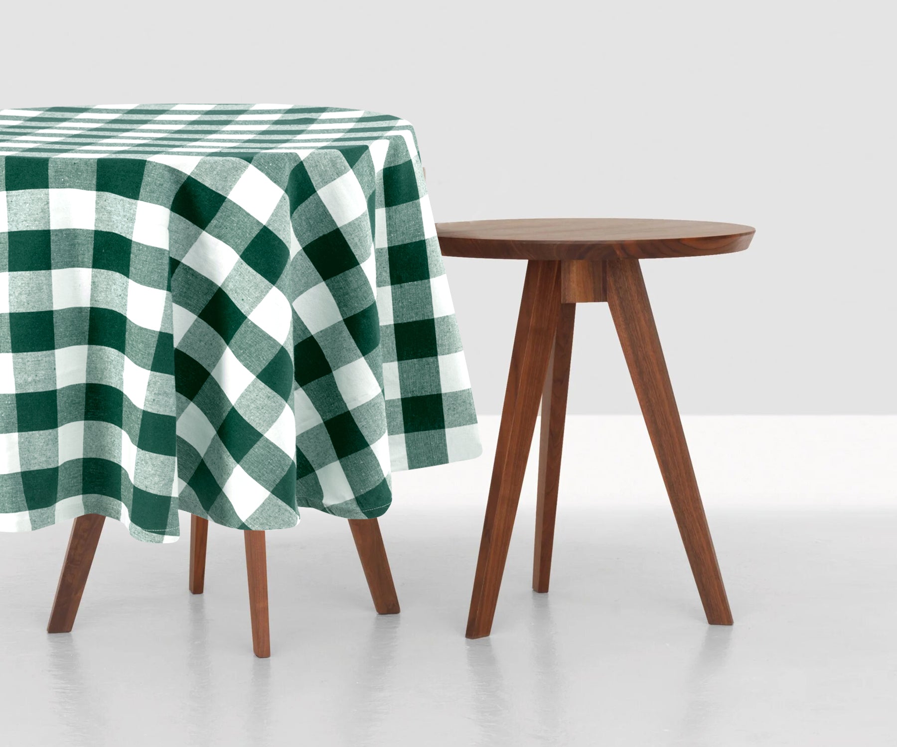 Folding a Round Tablecloth: A Quick and Easy Tutorial