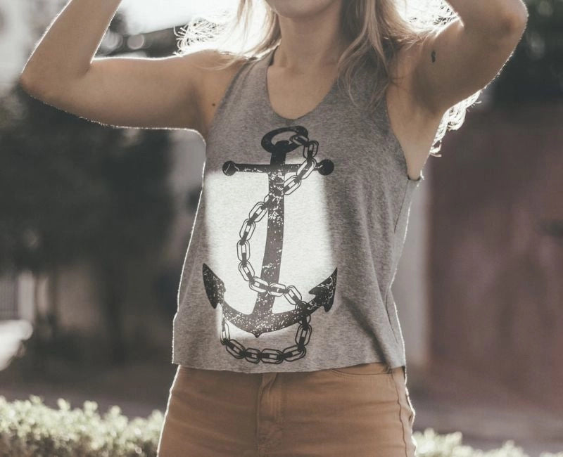 How to Cut a T-Shirt into a Tank Top for Women