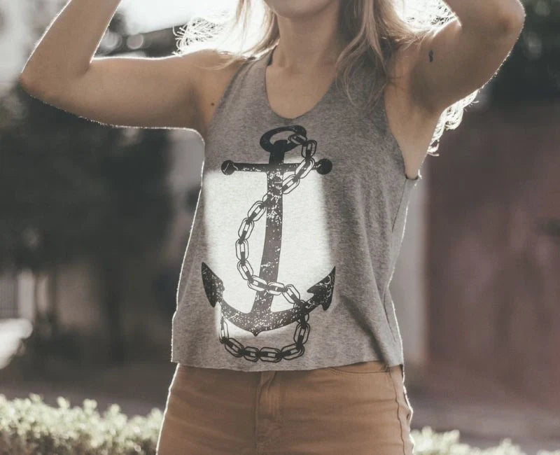 How to Cut a T-Shirt into a Tank Top for Women
