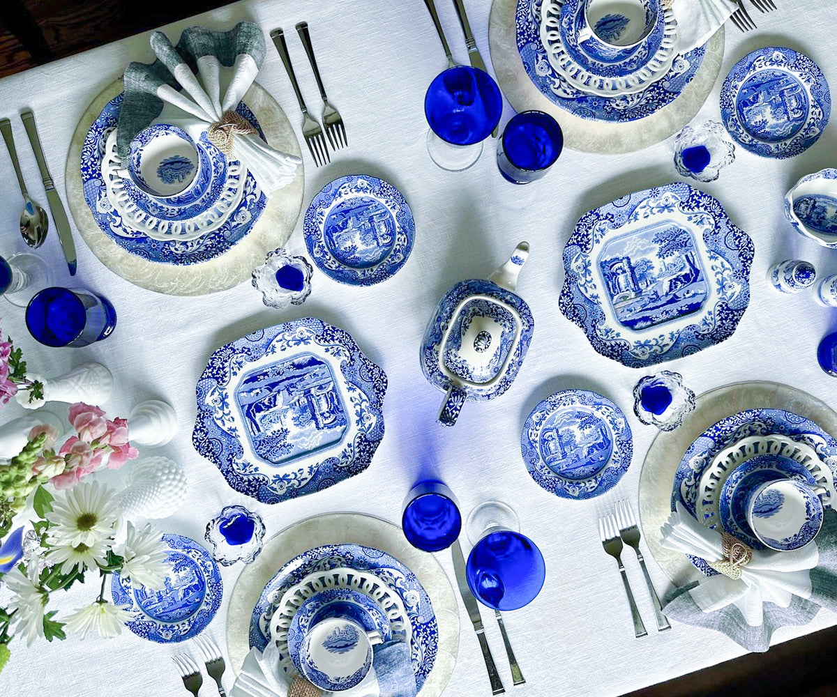 dining-table-with-various-table-linen-color-combinations-including-christmas-themed-linens