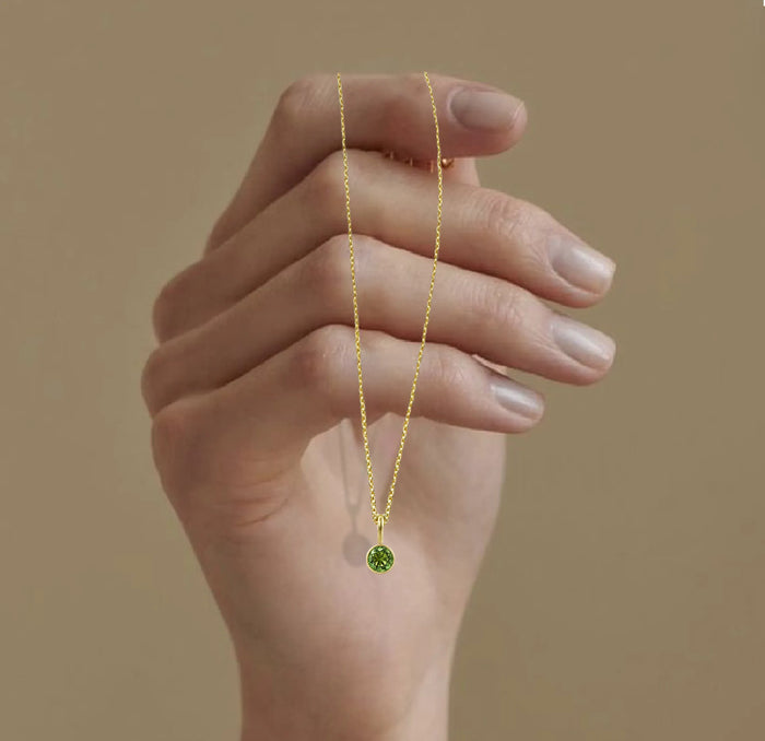 Layered look with gold-plated round pendant necklace