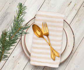 Stylish linen striped napkins, blending classic design with modern flair for a chic dining experience.