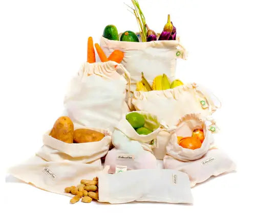 Reusable cotton produce bags made from 100% muslin cloth with drawstring closure, available in XL, L, M, and S sizes, used for storing vegetables, fruits, grains, nuts, herbs, and groceries; breathable, washable, eco-friendly alternative to plastic shopping bags for sustainable kitchen and daily grocery use