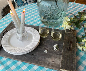 Cozy plaid tablecloth in cotton, perfect for family gatherings.