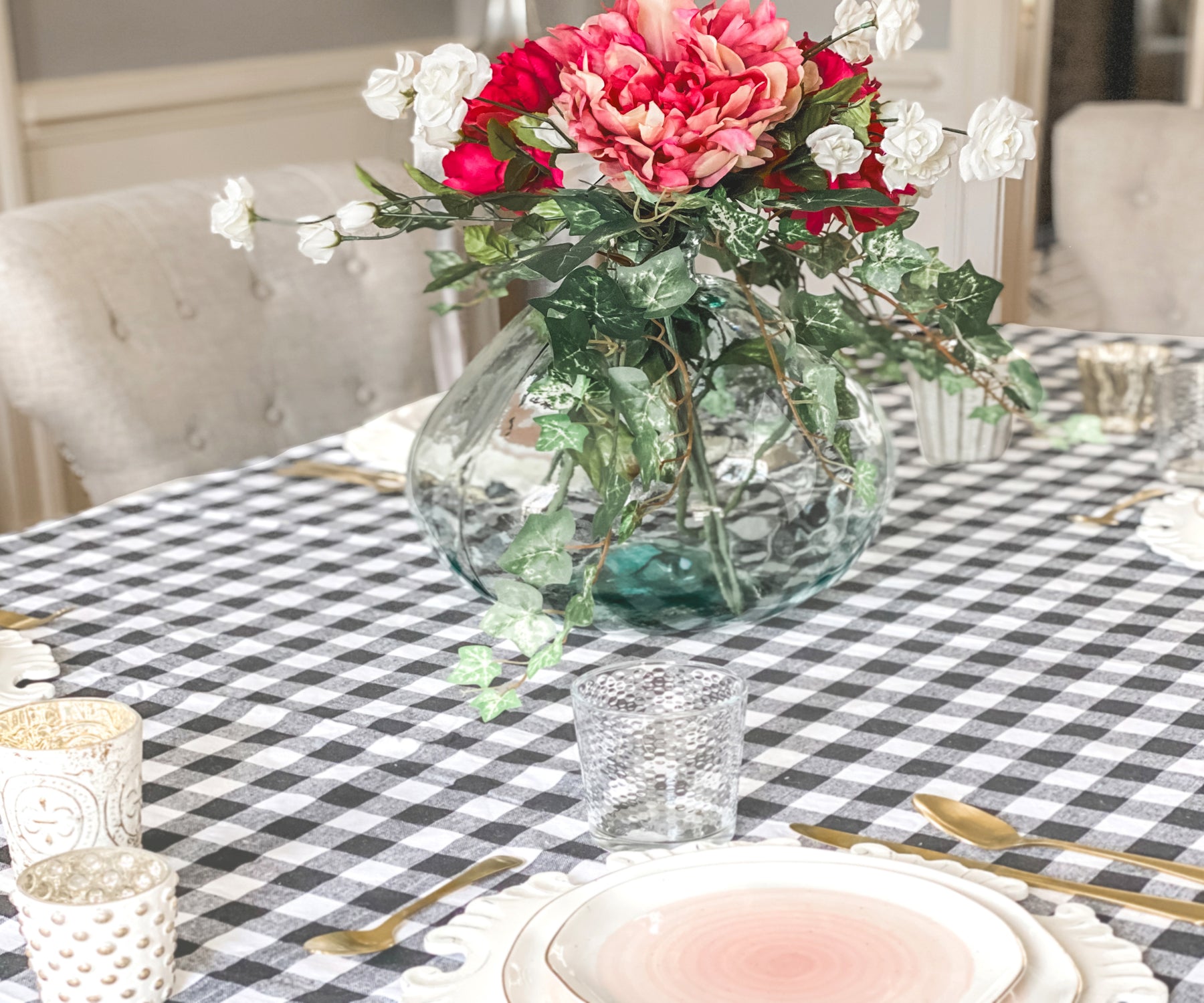 Elegant Gray and White Checkered Tablecloth - Understated Sophistication