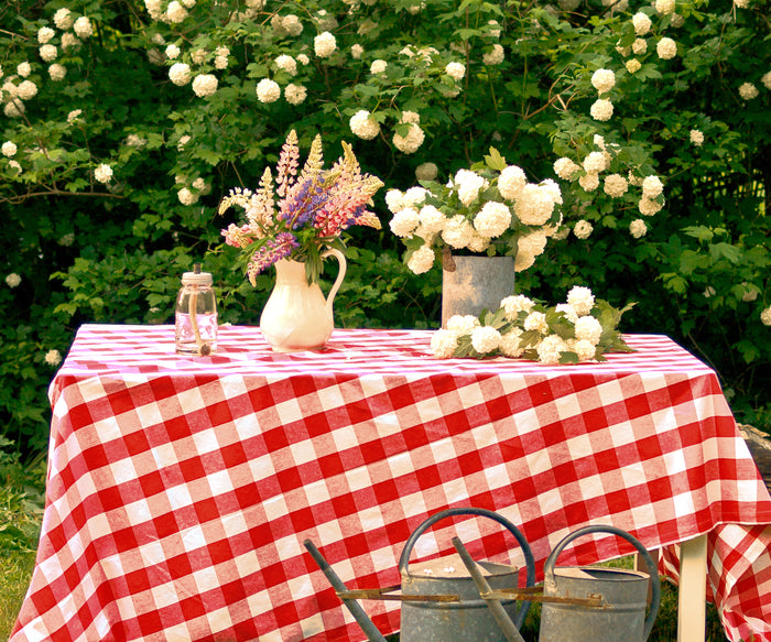 Red and white plaid tableclotj