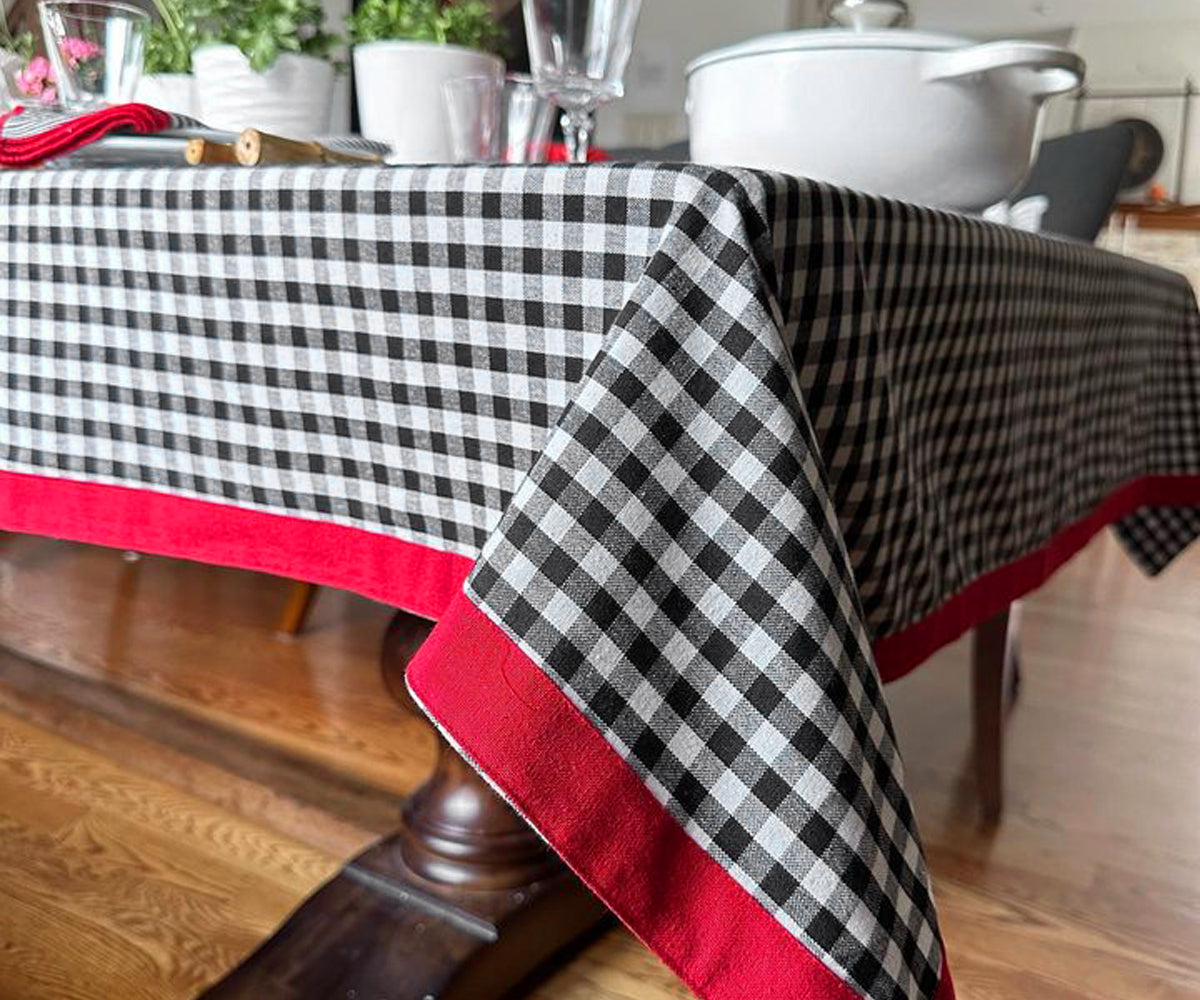 Elevate dining with our sophisticated white and black tablecloths, perfect for any occasion and adding a touch of elegance.