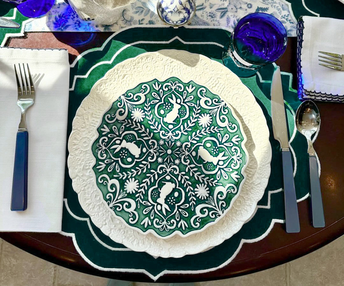 Green placemats with scalloped edges for round dining tables