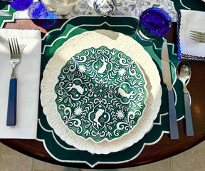 Green placemats with scalloped edges for round dining tables