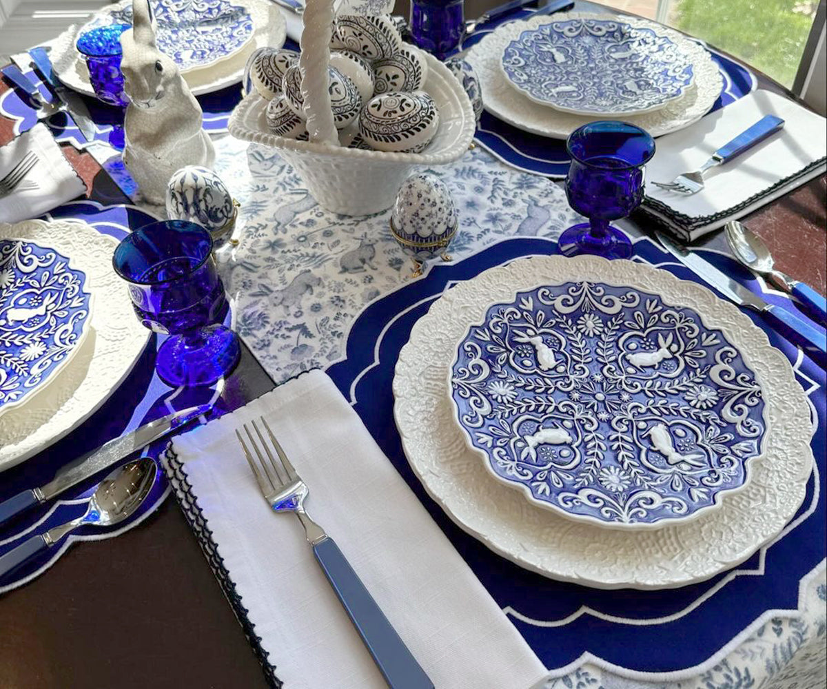 White and Blue placemats with a modern design for dining tables