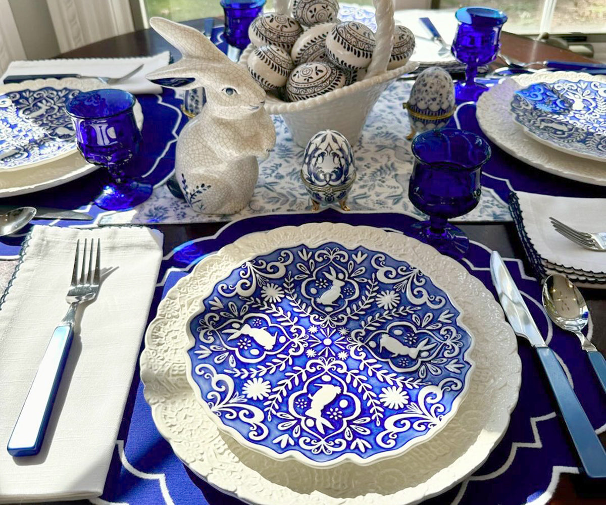Blue Fabric oval placemats in red for round dining tables