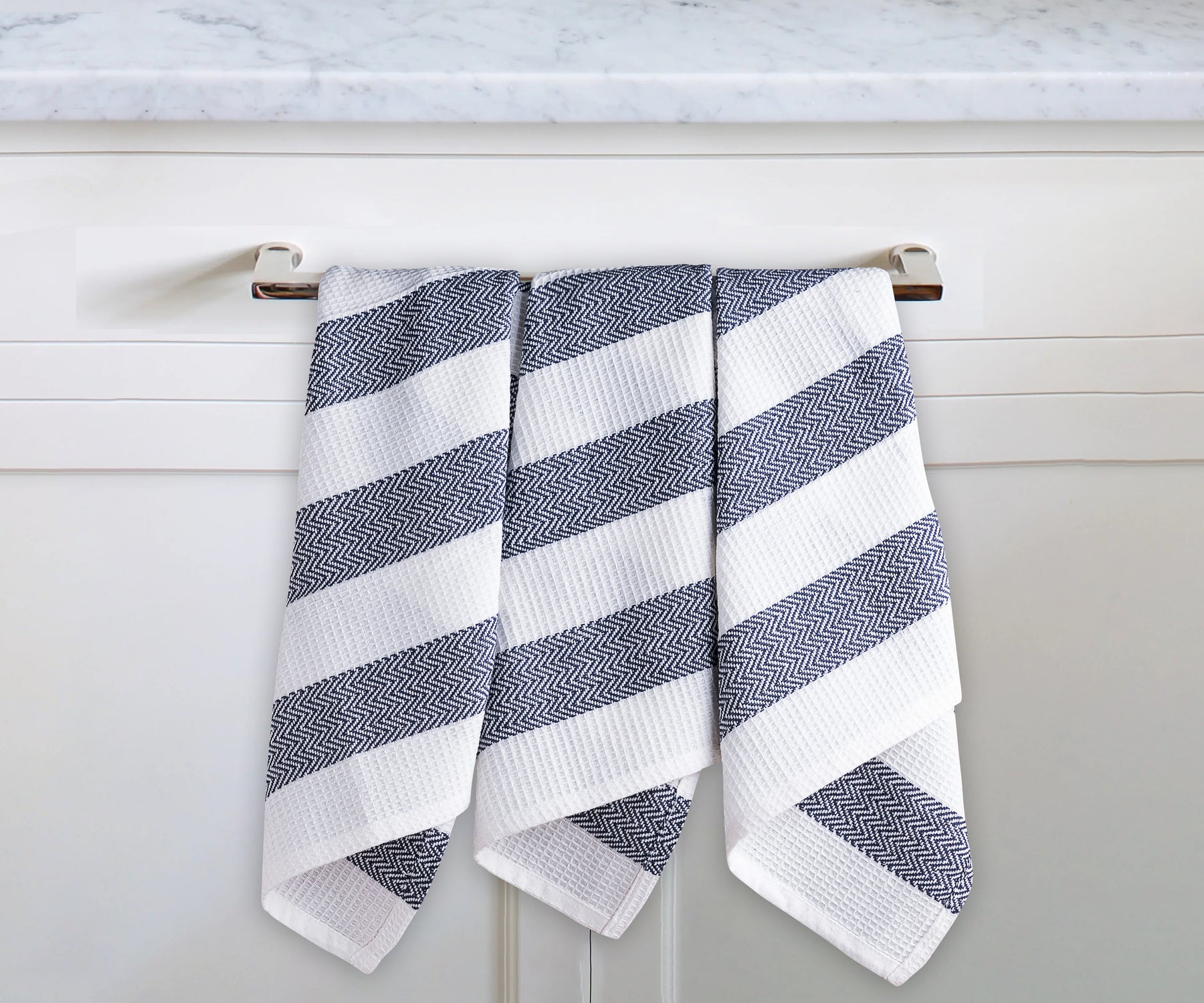 Quick-drying dish towel, ideal for efficiently drying dishes and glassware.