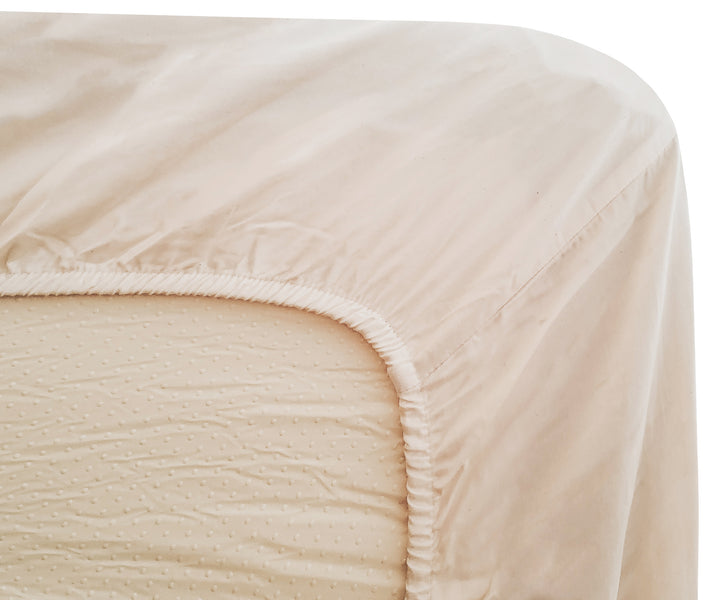 Fitted bed sheets 100% cotton provide exceptional softness and durability for any bed size.