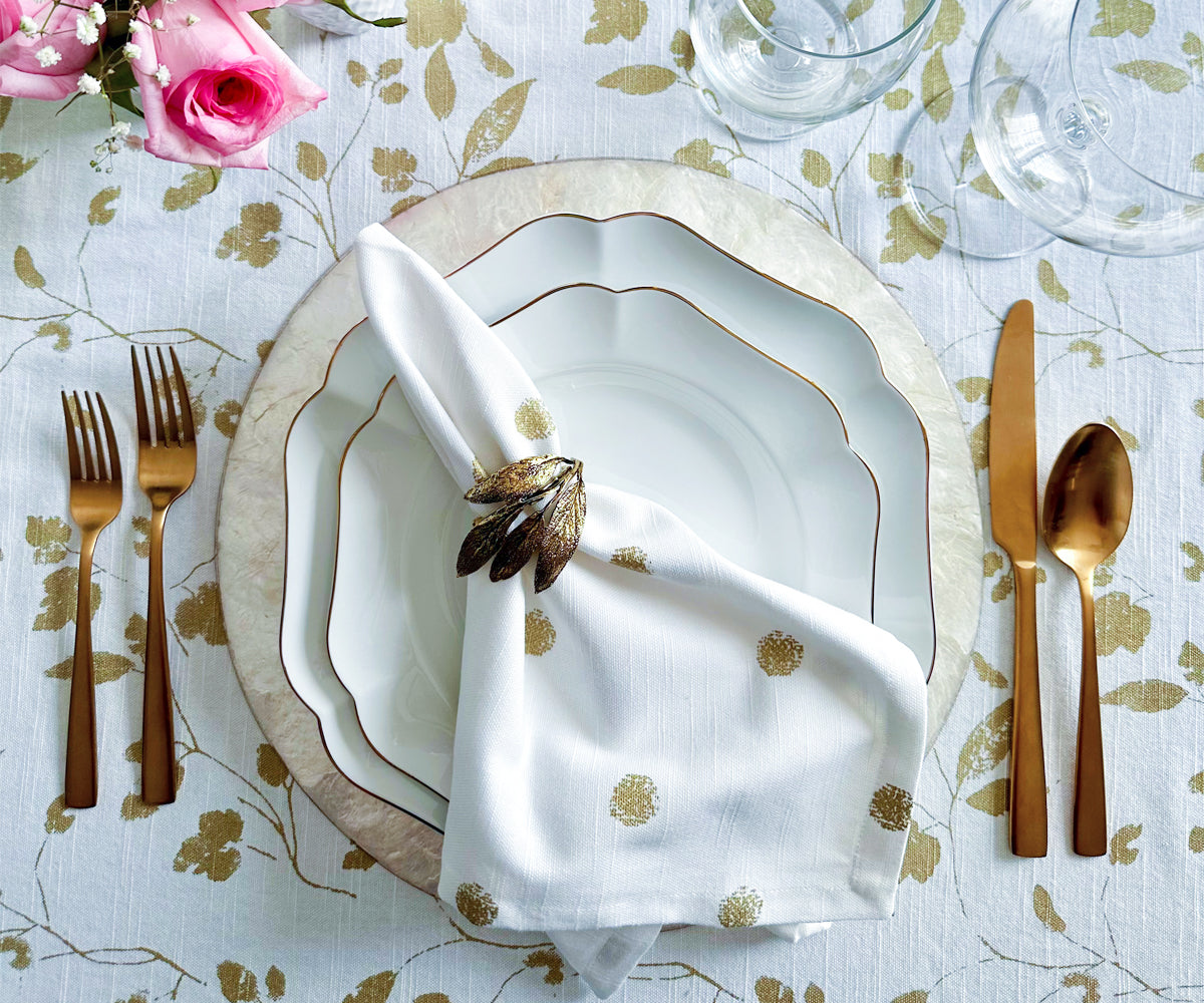 white linen napkins can enhance the ambiance of an event by creating a glamorous and refined atmosphere, elevating the overall guest experience.