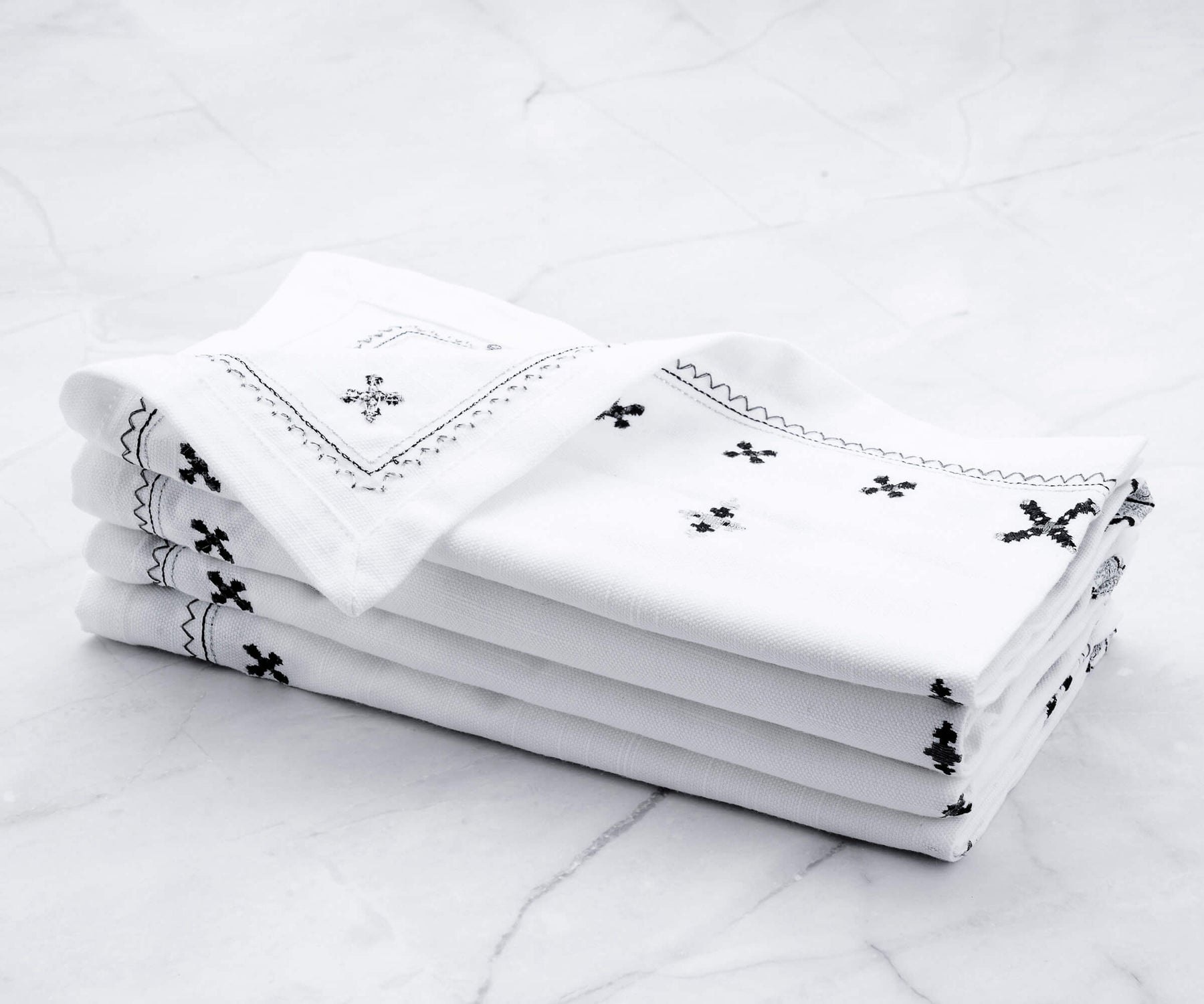 White cloth napkins - A soft texture ensures a pleasant dining experience for users, enhancing comfort during use.