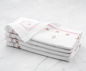 Some white napkins feature odor-absorbing properties to keep dining areas smelling fresh and clean.