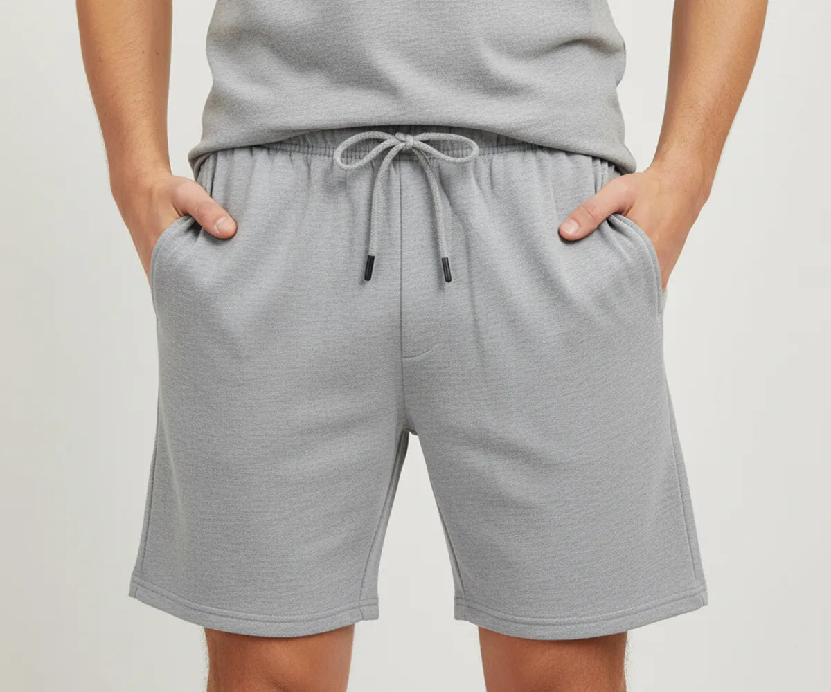 Sporty grey men’s shorts with side pockets and quick-dry fabric, versatile casual shorts for gym sessions or beach activities