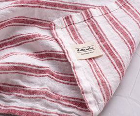 Farmhouse-style cloth napkins, featuring simple patterns and earthy colors, embody a relaxed and welcoming atmosphere.