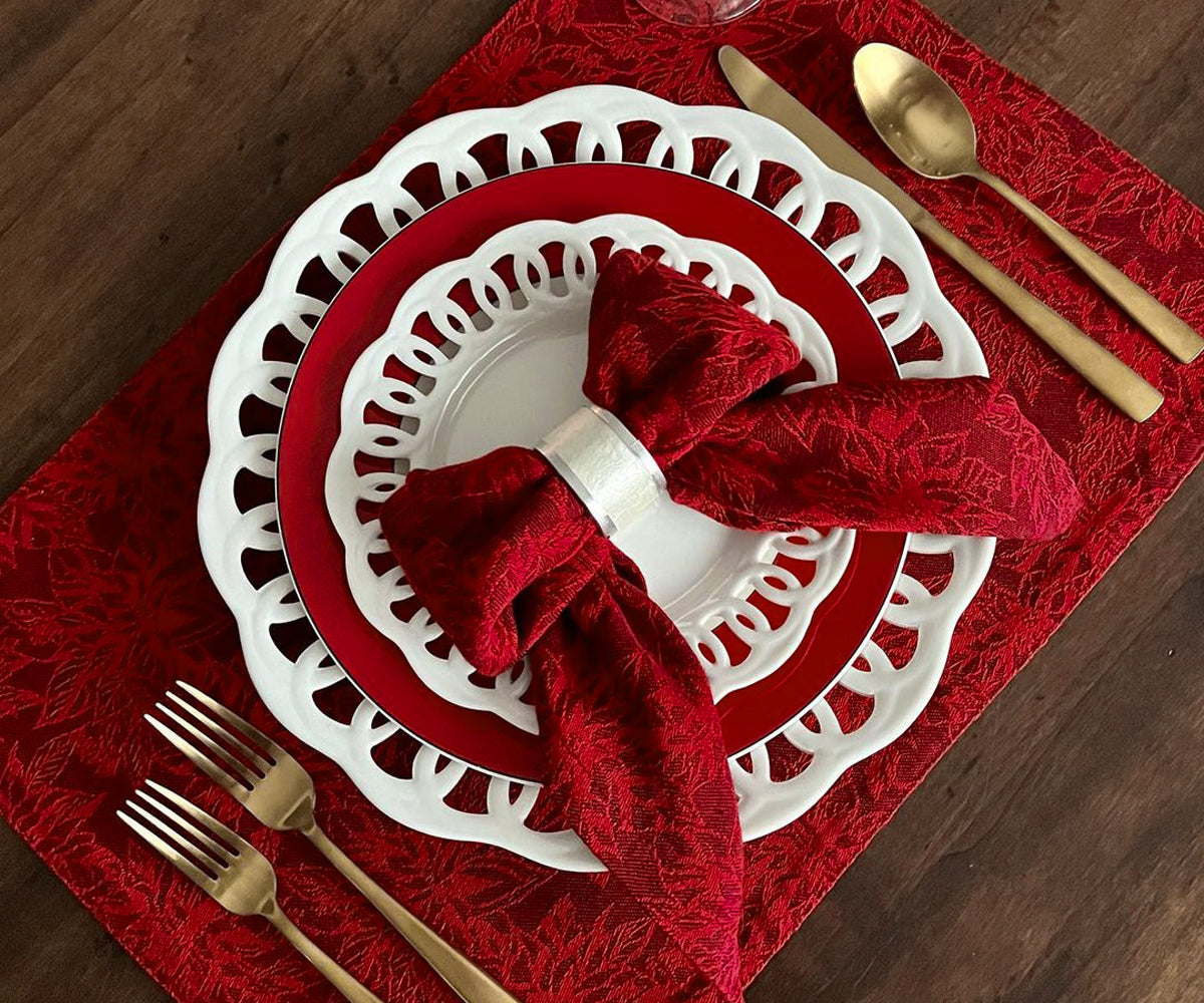 The rich, deep hue of red cloth napkins exudes a sense of classic elegance, adding a touch of sophistication to any table arrangement.