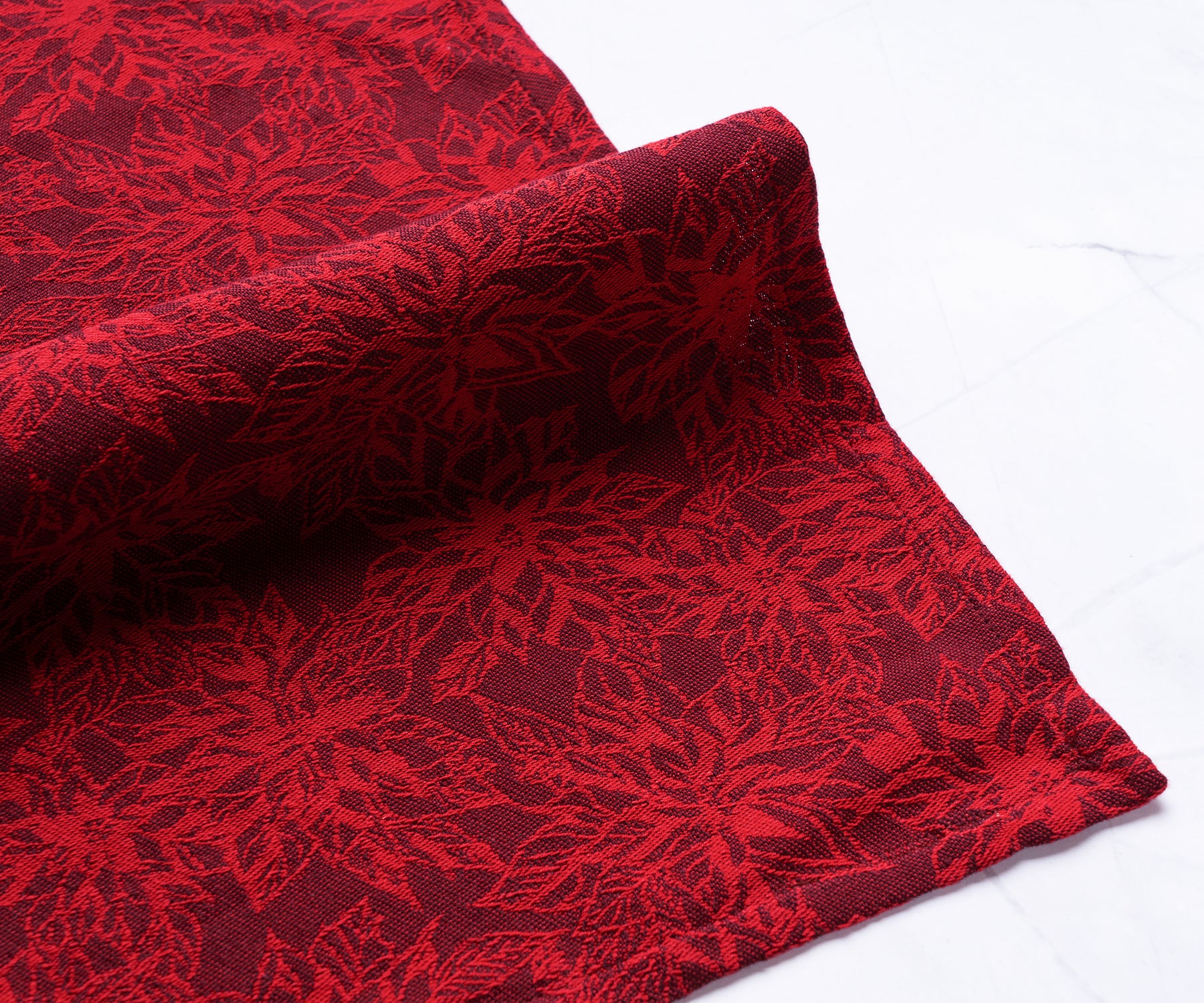 Red Cloth Napkins: Red jacquard napkins come in various sizes to suit different table settings. Common sizes include cocktail napkins, luncheon napkins, and dinner napkins.