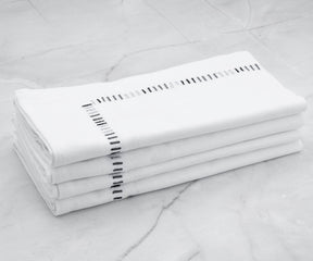 Cloth napkins in 100% cotton, ensuring softness and durability.