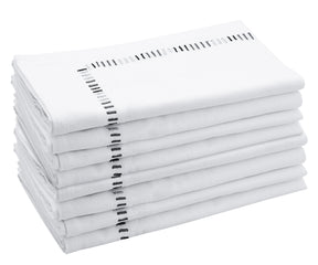  Black and white napkins for a timeless and elegant contrast