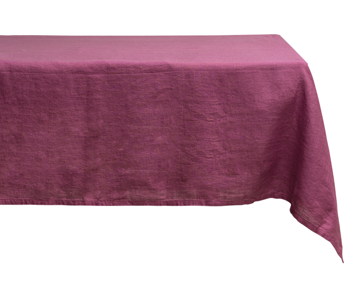 Rectangular pink tablecloth for a subtle and elegant decor.