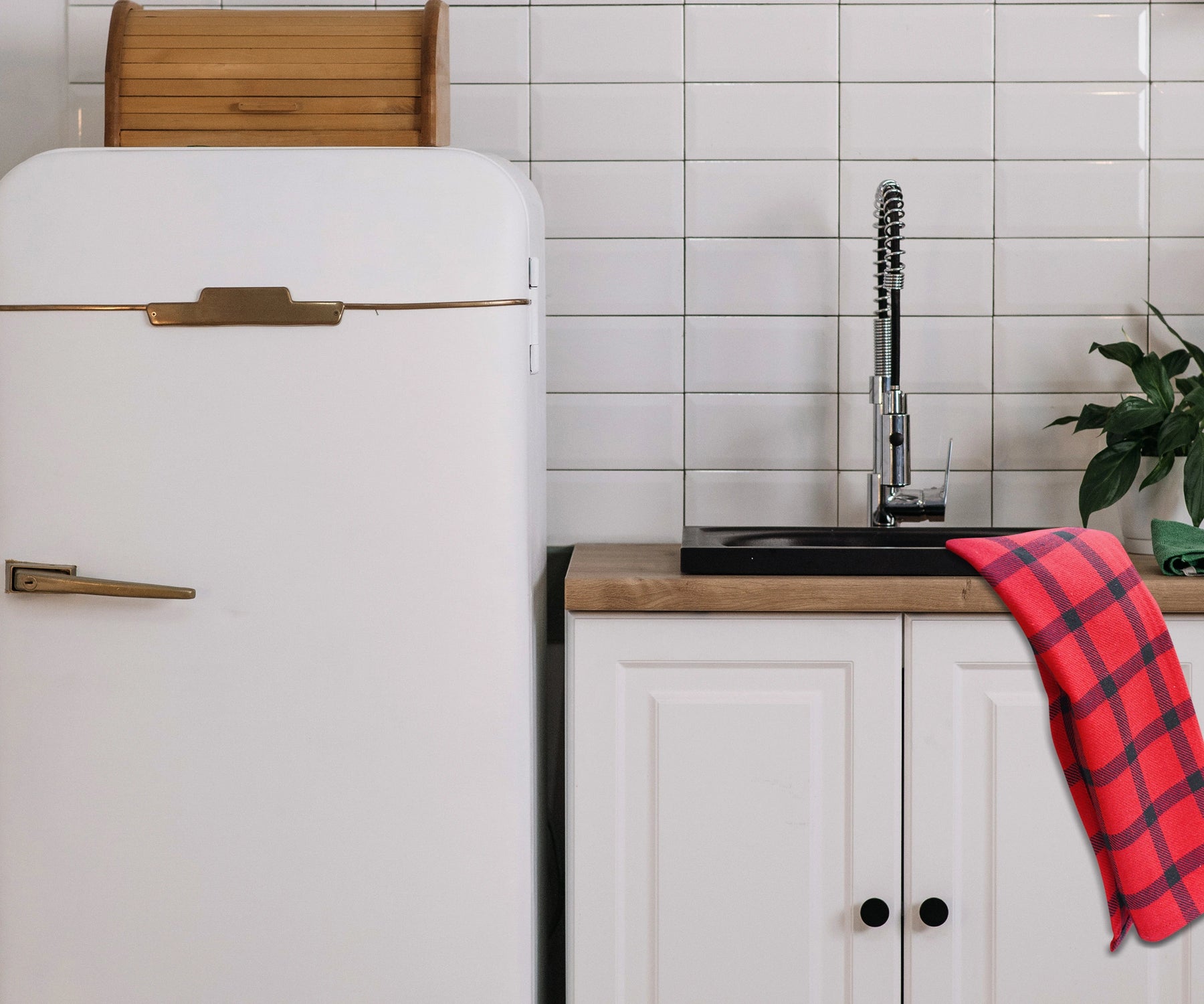 Stylish checkered cotton towels for modern kitchens

