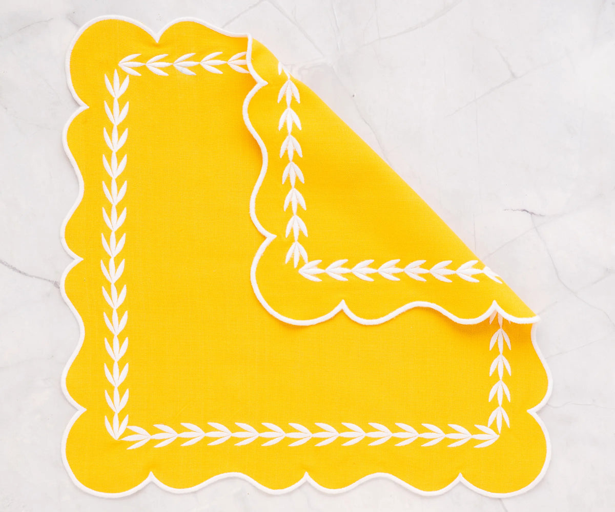 Yellow scalloped napkins in 100% cotton, available in 18x18, 20x20, and 22x22 inch sizes, perfect for everyday meals and special occasions