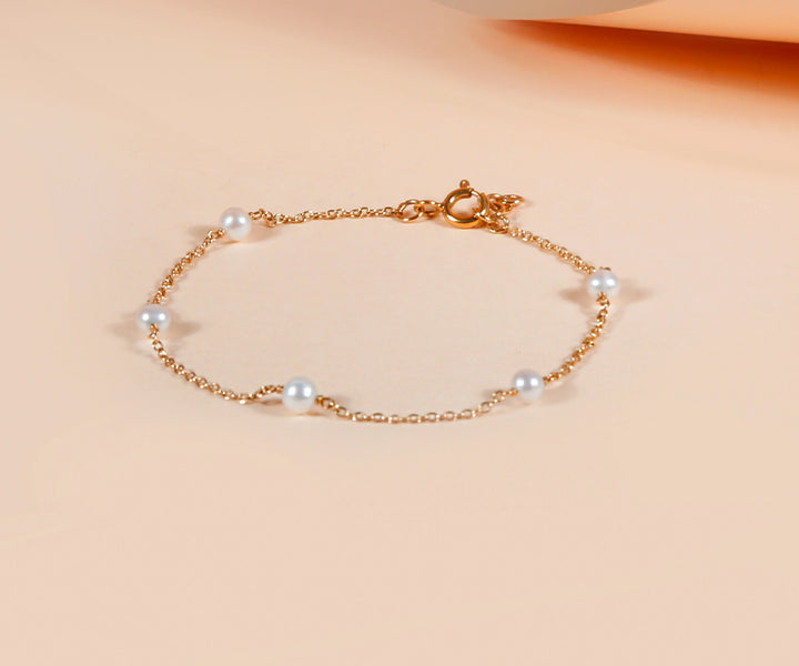 freshwater pearl charm bracelet, gold chain bracelet for women, minimalist pearl jewelry, luxury bracelet gift for her, trendy fashion accessory