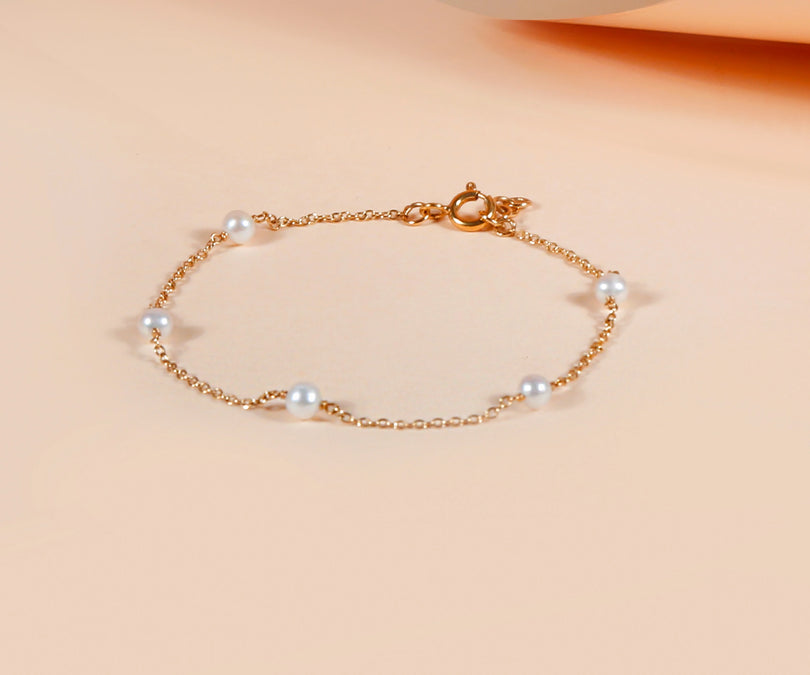freshwater pearl charm bracelet, gold chain bracelet for women, minimalist pearl jewelry, luxury bracelet gift for her, trendy fashion accessory