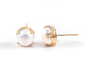 Elegant 18k gold pearl stud earrings featuring 10mm freshwater pearls with a push-back closure.