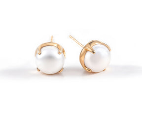 Beautiful pearl stud earrings with yellow gold-plated brass and a timeless design.