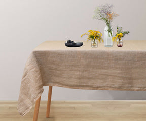 Beige tablecloth for a nautical-inspired theme or a classic look.