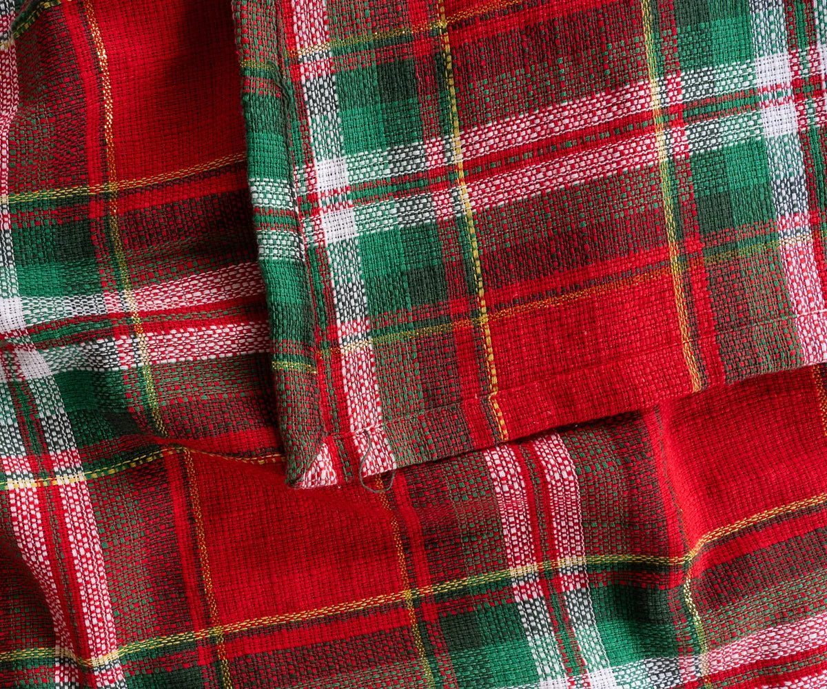 Soft and durable cotton tartan plaid tablecloth with traditional Scottish-inspired design