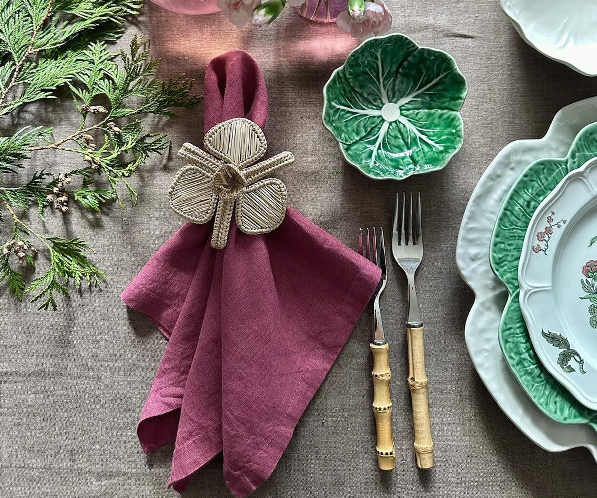 Linen table napkins, in bulk quantities, offering durability and style for your large-scale events.