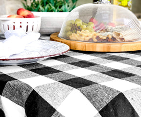  60-inch round tablecloth, designed for round tables, offers a sleek and well-proportioned fit.