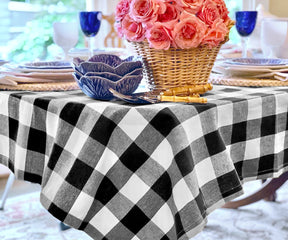 Black and white tablecloth, a dramatic duo, adds a touch of drama and sophistication to your table arrangement.