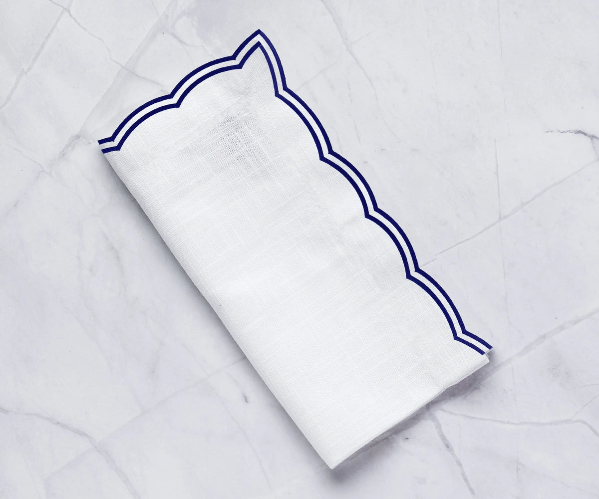 Set of 4 navy blue cotton napkins with scalloped embroidery and classic charm