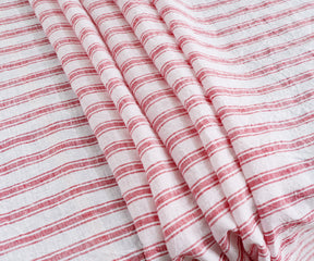 Rectangular red tablecloth for a subtle and elegant decor.